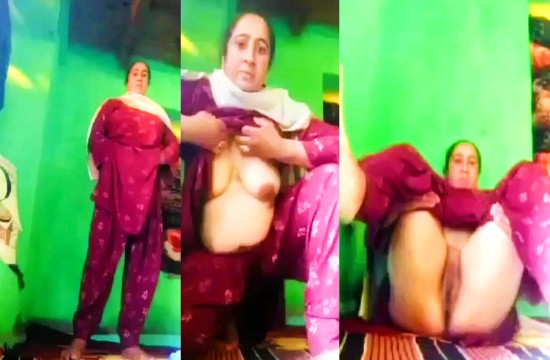Aunty Showing For Lover